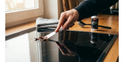 Скребки для склокераміки: як безпечно очистити варильну поверхню від нагару без подряпин