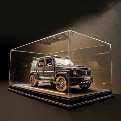 Колекційна модель автомобіля Mercedes-Benz G63 Brabus 800 Black 1:24 на п'єдесталі