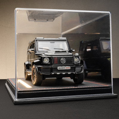 Колекційна модель автомобіля Mercedes-Benz G63 Brabus 800 Black 1:24 на п'єдесталі