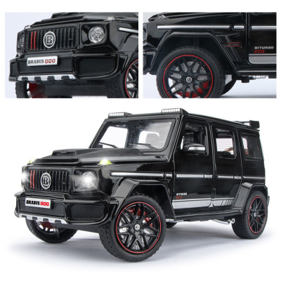 Колекційна модель автомобіля Mercedes-Benz G63 Brabus 800 Black 1:24 на п'єдесталі