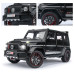 Колекційна модель автомобіля Mercedes-Benz G63 Brabus 800 Black 1:24 на п'єдесталі