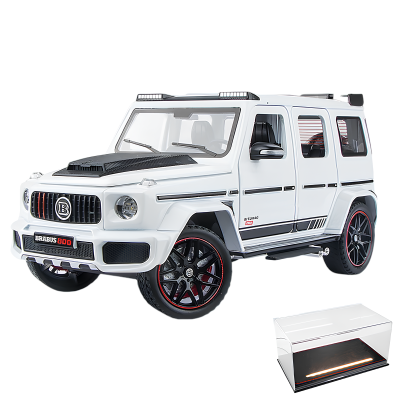 Колекційна модель автомобіля Mercedes-Benz G63 Brabus 800 White 1:24 на п'єдесталі