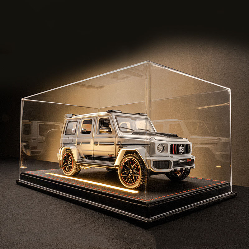 Коллекционная модель автомобиля Mercedes-Benz G63 Brabus 800 White 1:24 на пьедестале