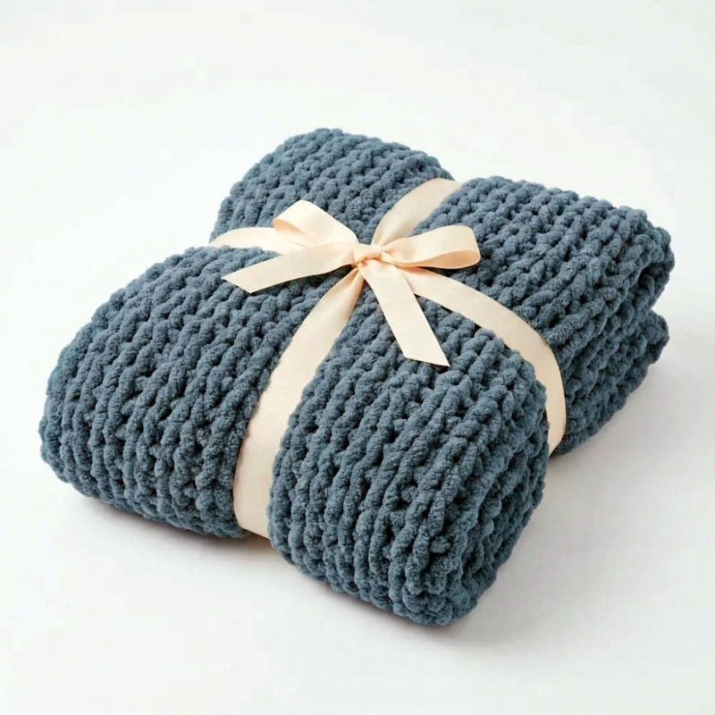 Плед ручной плюшевый из пряжи Alize Puffy Fine 142х95 см Серый