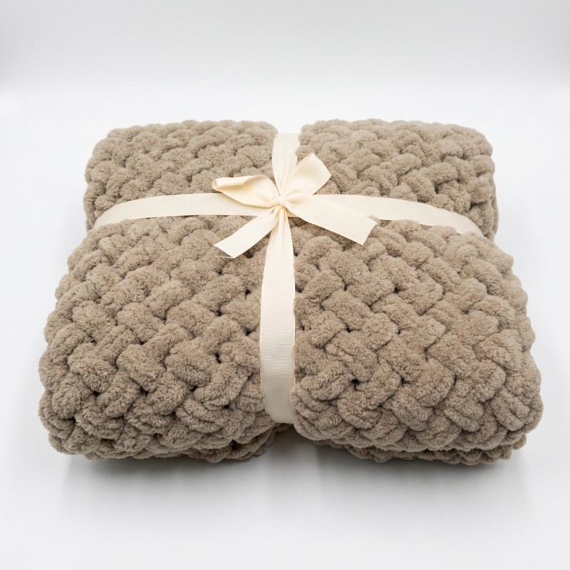 Плед ручной работы плюшевый из пряжи Alize Puffy 120х110 см Бежевый