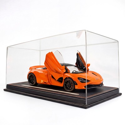 Колекційна модель автомобіля McLaren 720S 1:24 з підсвіткою та функціональними деталями на п'єдесталі